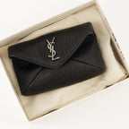 Imagem do Estojo de Chaves Envelope Cassandre da marca Saint Laurent para Homens - Temporada Outono-Inverno 2025 - Vista Detalhada_3