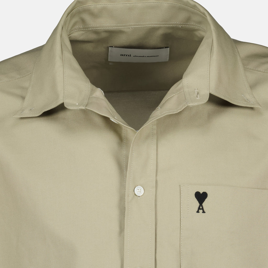 AMI PARISのメンズ用ベージュボクシーシャツの画像 - 2026年春夏シーズン - 詳細ビュー_1