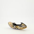 Imagem das Ballerinas Fawn Check bege da marca Burberry para Mulheres - Temporada Primavera-Verão 2026 - Vista três quartos traseira direita