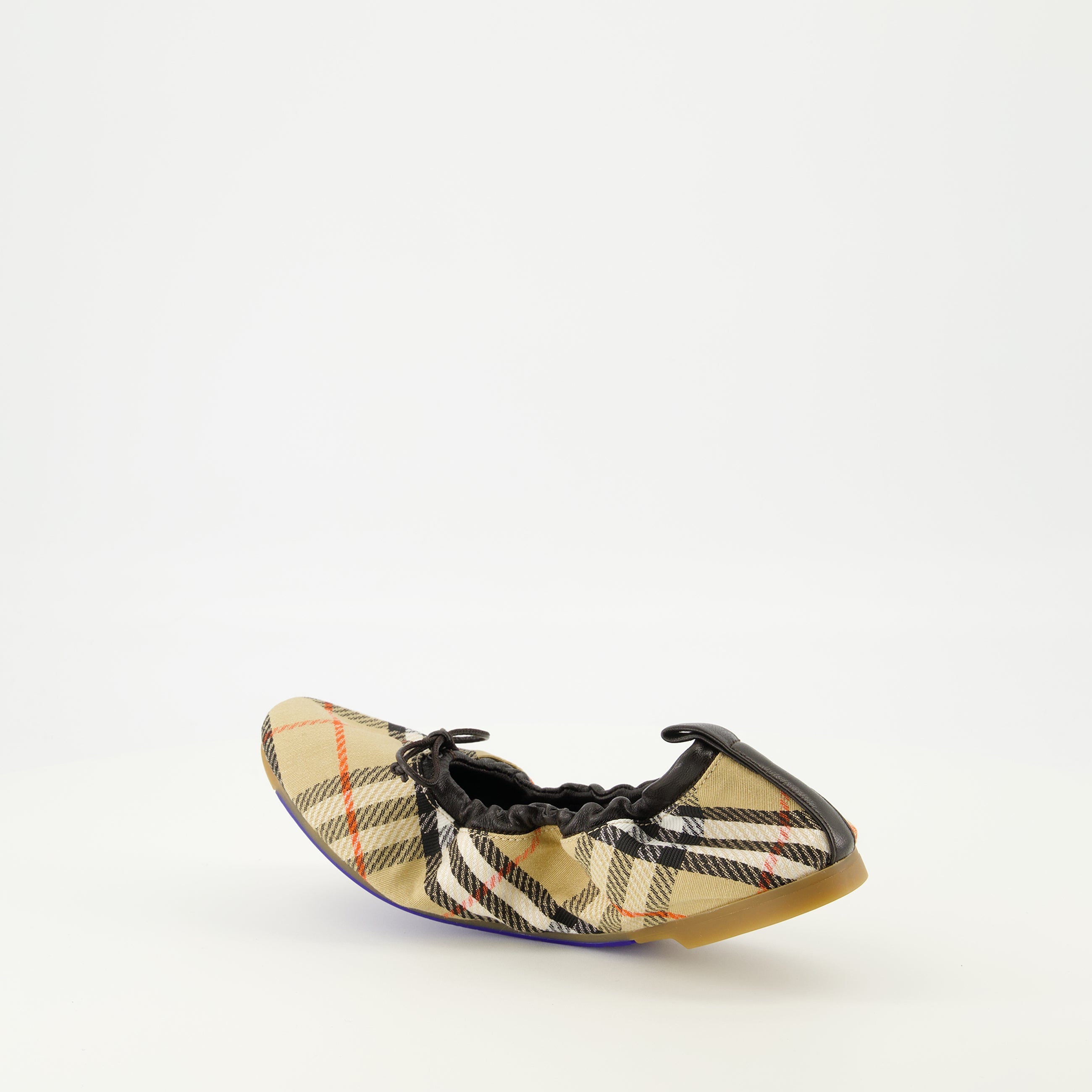 Image de l'article Ballerines Fawn Check beige de la marque Burberry pour Femme - Saison Printemps-Été 2026 - Vue trois quarts arrière droite