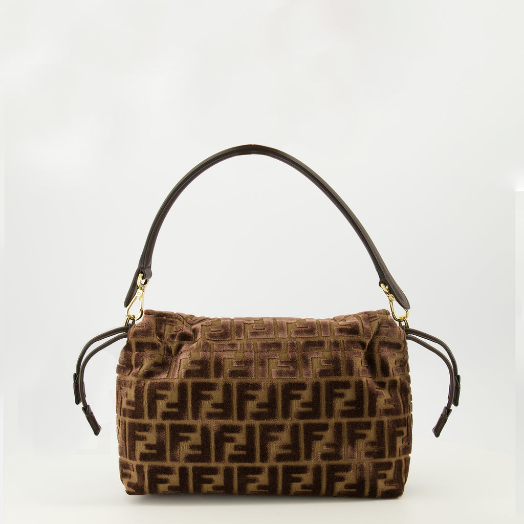 Image de l'article Sac Mamma Baguette en velours marron de la marque Fendi pour Femme - Saison Automne-Hiver 2025 - Vue de Dos