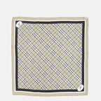 Image de l'article Carré de soie à carreaux de la marque Burberry pour Unisex - Saison Automne-Hiver 2025 - Vue de Dos
