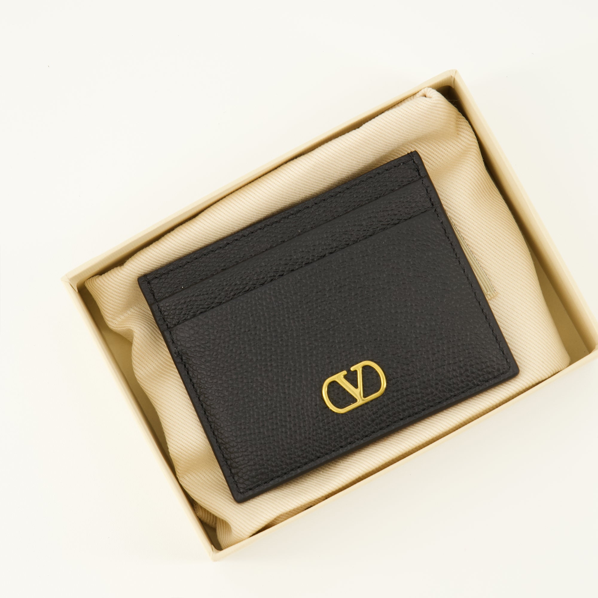 Image of the VLogo card holder from the Valentino Garavani brand for Women - Autumn-Winter Season 2025 - Detailed View 3