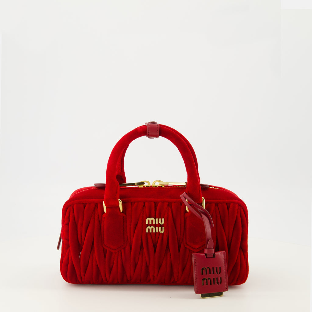 Image de l'article Sac Arcadie en velours matelassé rouge de la marque Miu Miu pour Femme - Saison Printemps-Été 2026 - Vue de Face