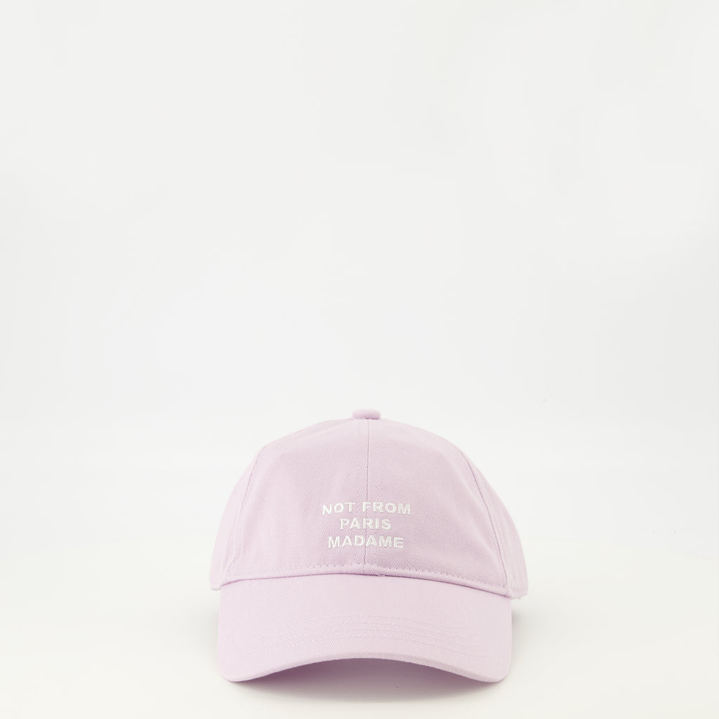 남성을 위한 Drole De Monsieur 브랜드의 보라색 슬로건 모자 이미지 - 2026년 봄/여름 시즌 - 정면 보기