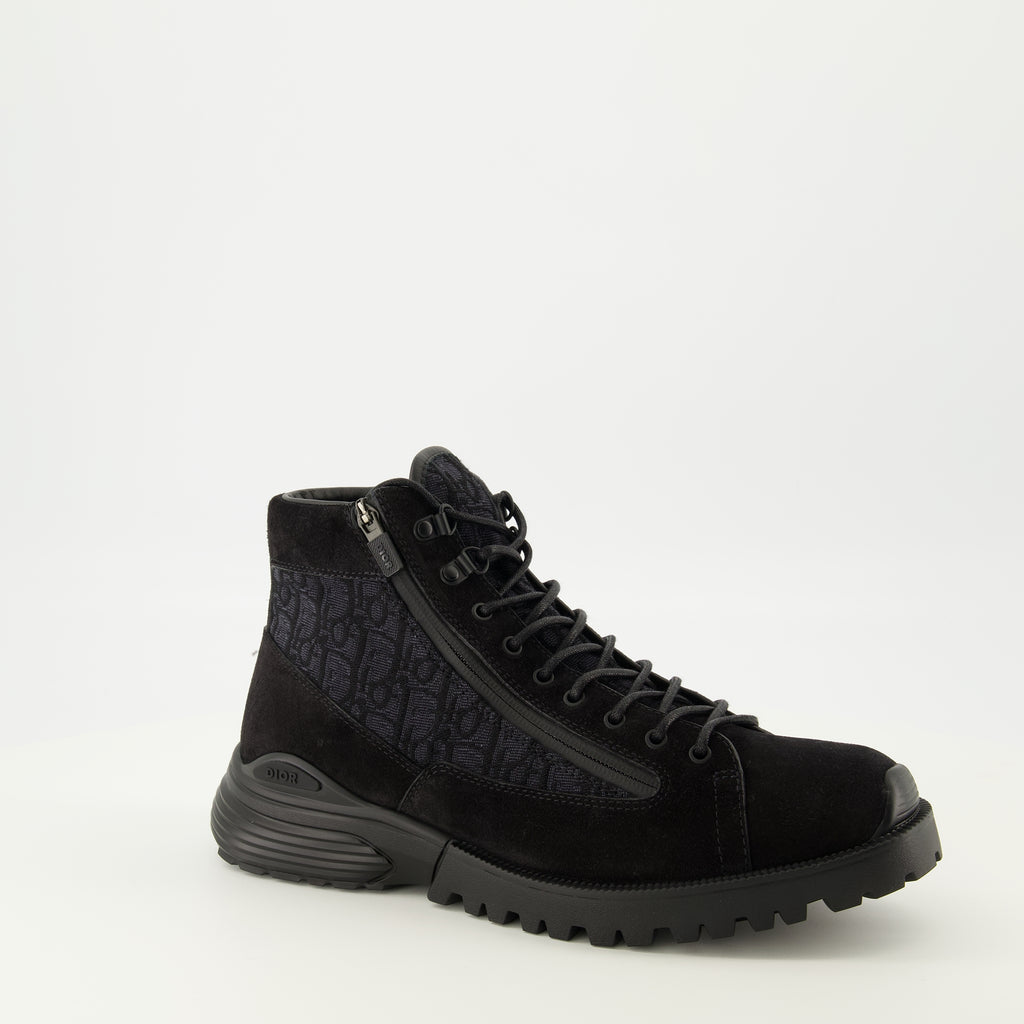 Bild der Dior Herren Oblique Stiefeletten - Herbst-Winter 2025 - Rechte Vorderansicht in drei Vierteln