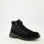 Bild der Dior Herren Oblique Stiefeletten - Herbst-Winter 2025 - Rechte Vorderansicht in drei Vierteln