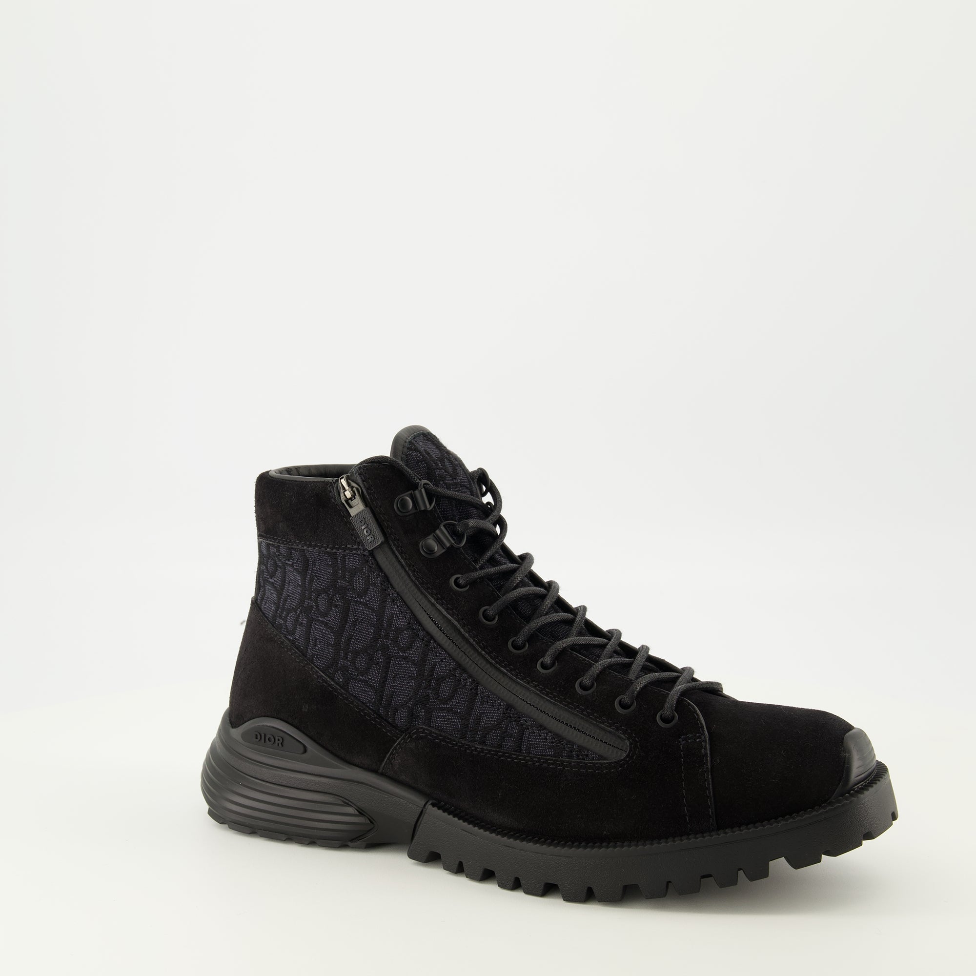Bild der Dior Herren Oblique Stiefeletten - Herbst-Winter 2025 - Rechte Vorderansicht in drei Vierteln