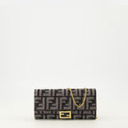 Image de l'article Portefeuille Baguette à chaîne en denim FF bleu de la marque Fendi pour Femme - Saison Automne-Hiver 2025 - Vue de Face