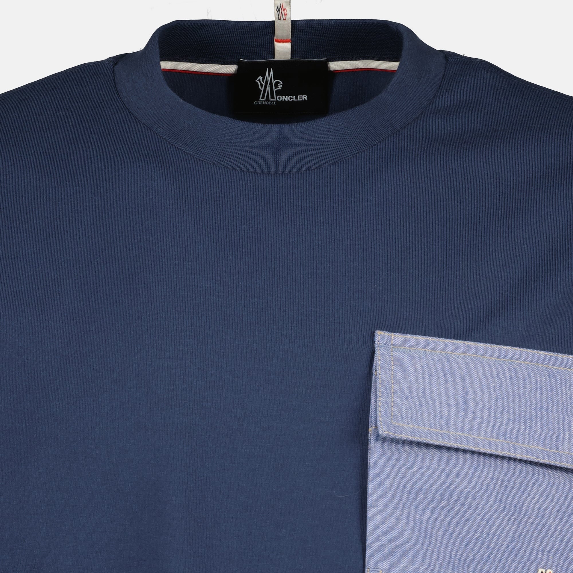 Image de l'article T-shirt avec poche en denim bleu marine de la marque Moncler Grenoble pour Homme - Saison Printemps-Été 2026 - Vue détaillée_2