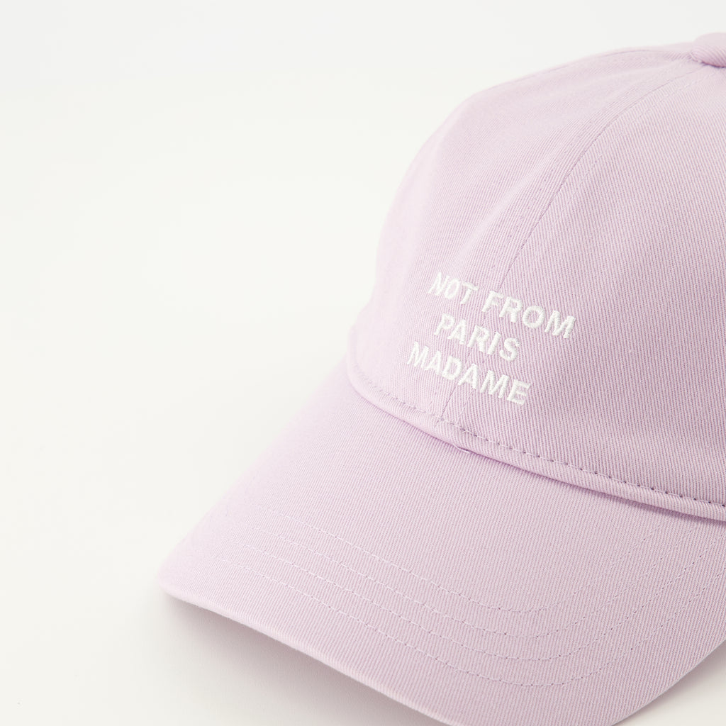 남성을 위한 Drole De Monsieur 브랜드의 보라색 슬로건 모자 이미지 - 2026년 봄/여름 시즌 - 상세 보기_3