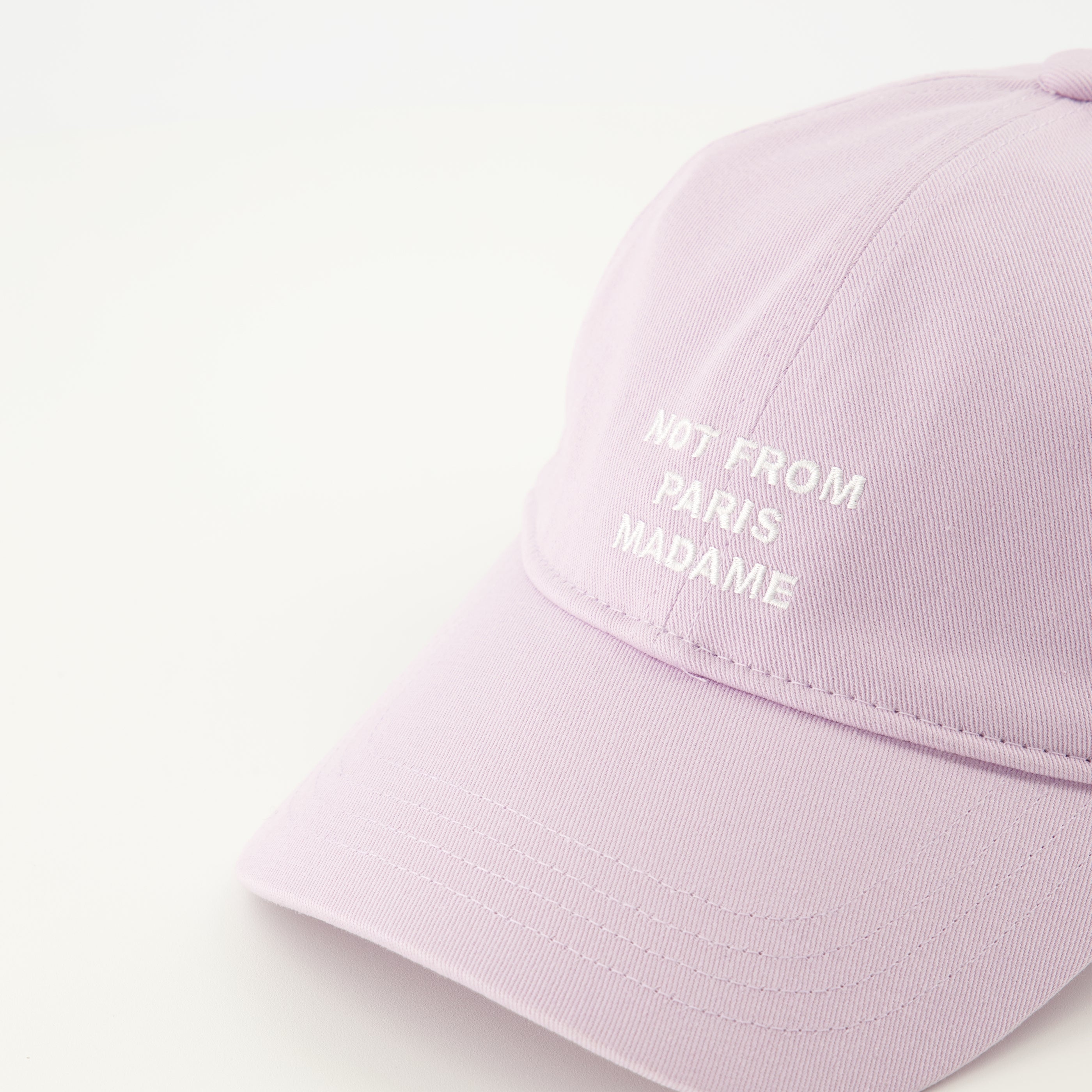 남성을 위한 Drole De Monsieur 브랜드의 보라색 슬로건 모자 이미지 - 2026년 봄/여름 시즌 - 상세 보기_3