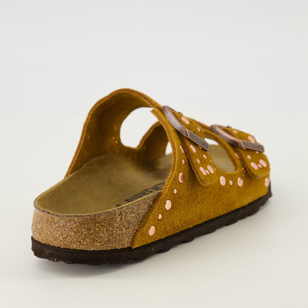Imagem das Sandálias Arizona Rivet marrons da marca Birkenstock para Mulheres - Temporada Primavera-Verão 2026 - Vista traseira