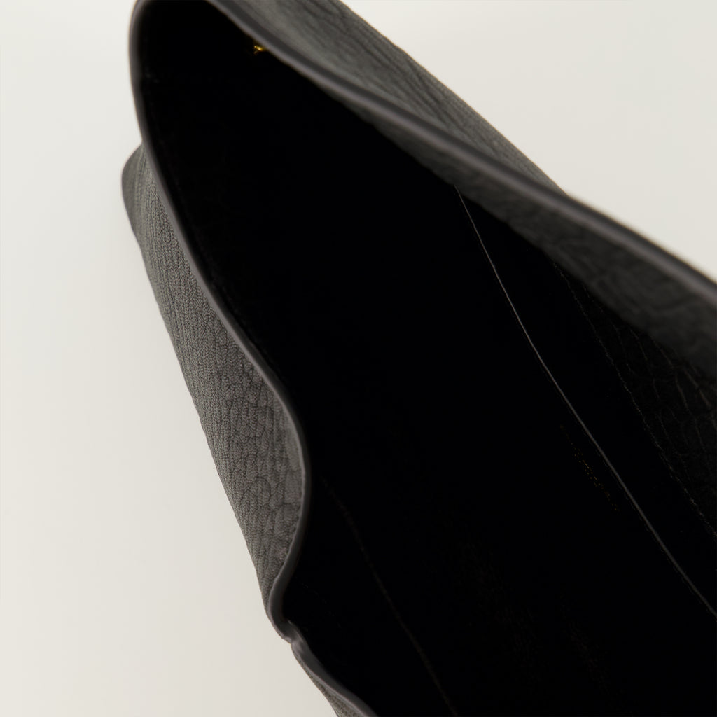 Image de l'article Pochette Cassandre large en cuir noir de la marque Saint Laurent pour Femme - Saison Printemps-Été 2026 - Vue détaillée_3