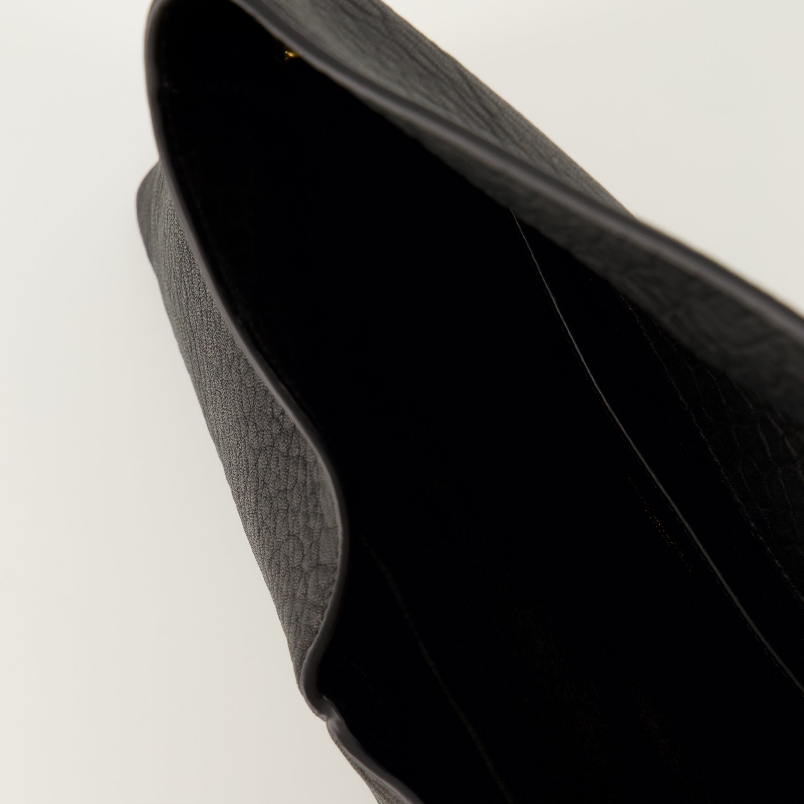 Image de l'article Pochette Cassandre large en cuir noir de la marque Saint Laurent pour Femme - Saison Printemps-Été 2026 - Vue détaillée_3