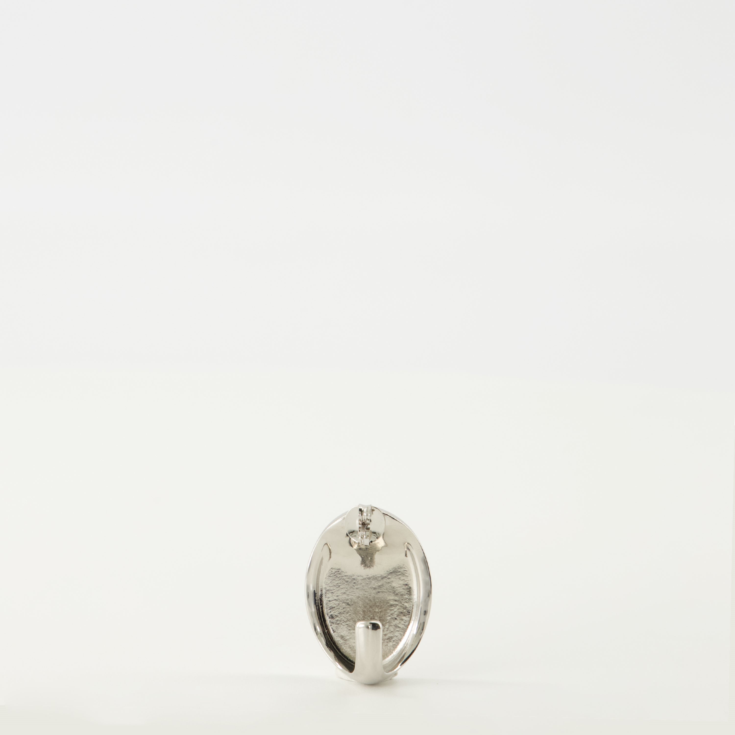 Image de l'article Boucle d'oreille Ovale de la marque Mm6 pour Femme - Saison Automne-Hiver 2025 - Vue de Dos