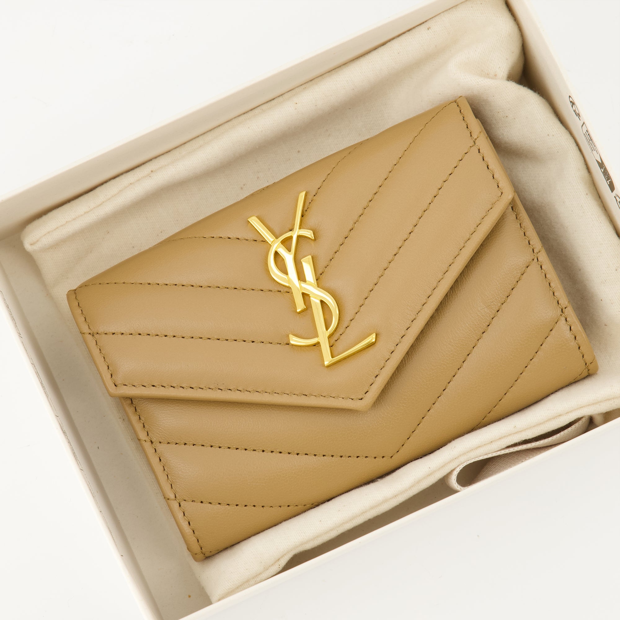 Image of the Cassandre wallet by the brand Saint Laurent for Women - Fall-Winter 2025 - Detailed View_3