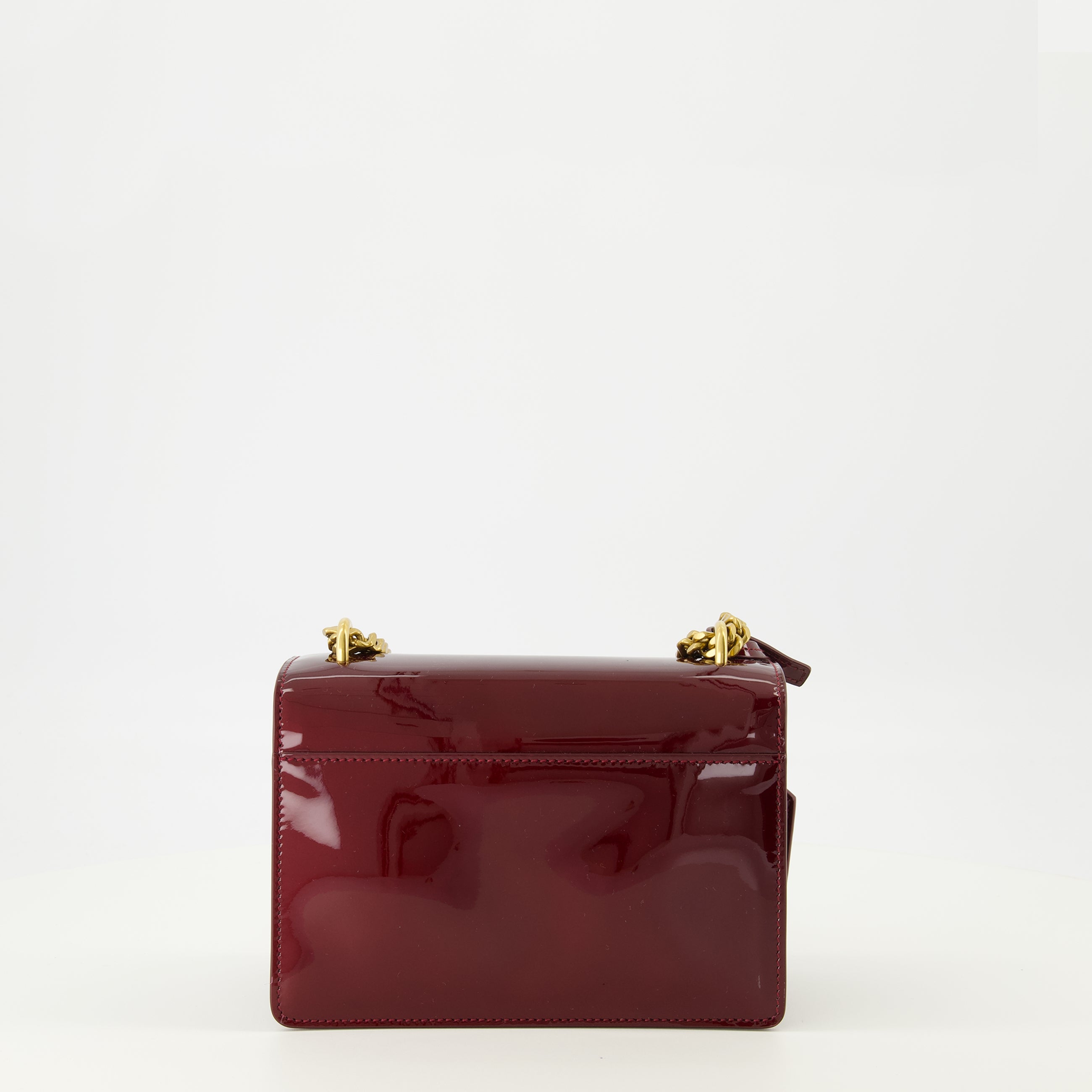 Imagem da bolsa Sunset em couro verniz bordô da marca Saint Laurent para Mulher - Temporada Outono-Inverno 2025 - Vista Traseira