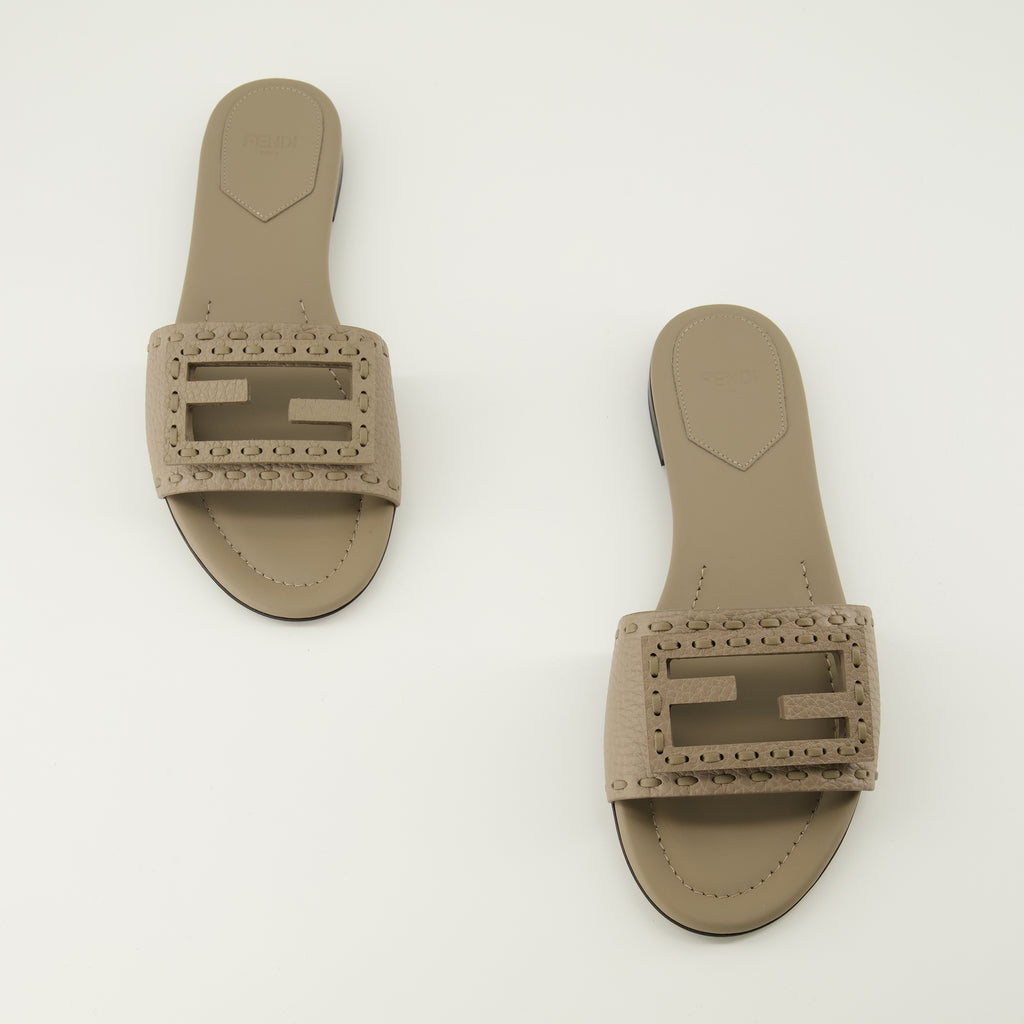 Imagem das Mules Baguette bege da marca Fendi para Senhora - Temporada Primavera-Verão 2026 - Vista de cima do par de sapatos