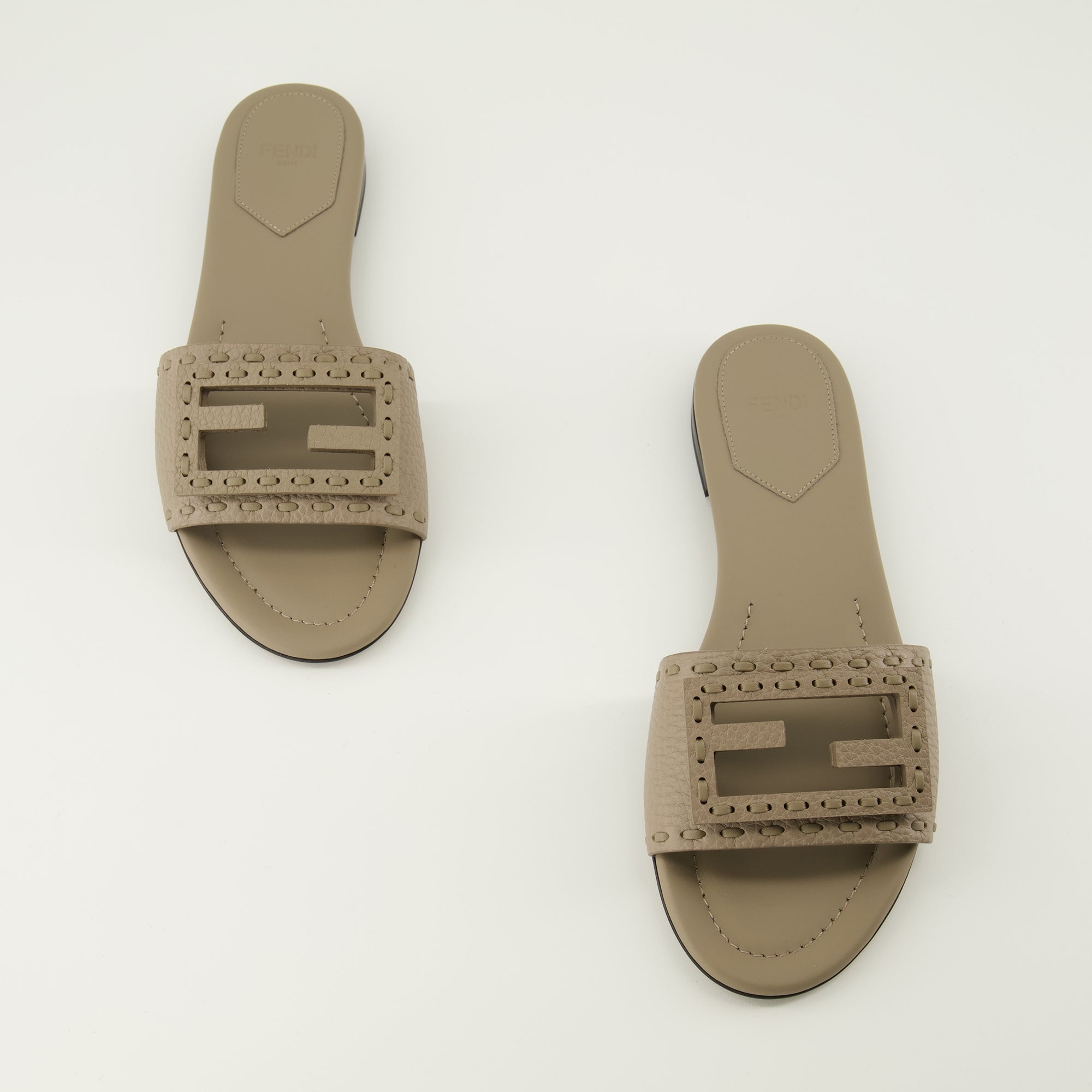 Image de l'article Mules Baguette beige de la marque Fendi pour Femme - Saison Printemps-Été 2026 - Vue de dessus paire de chaussure