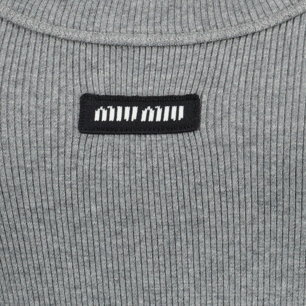 ミュウミュウの女性用グレーリブタンクトップの画像 - 2026年春夏 - 詳細ビュー1