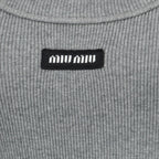 ミュウミュウの女性用グレーリブタンクトップの画像 - 2026年春夏 - 詳細ビュー1