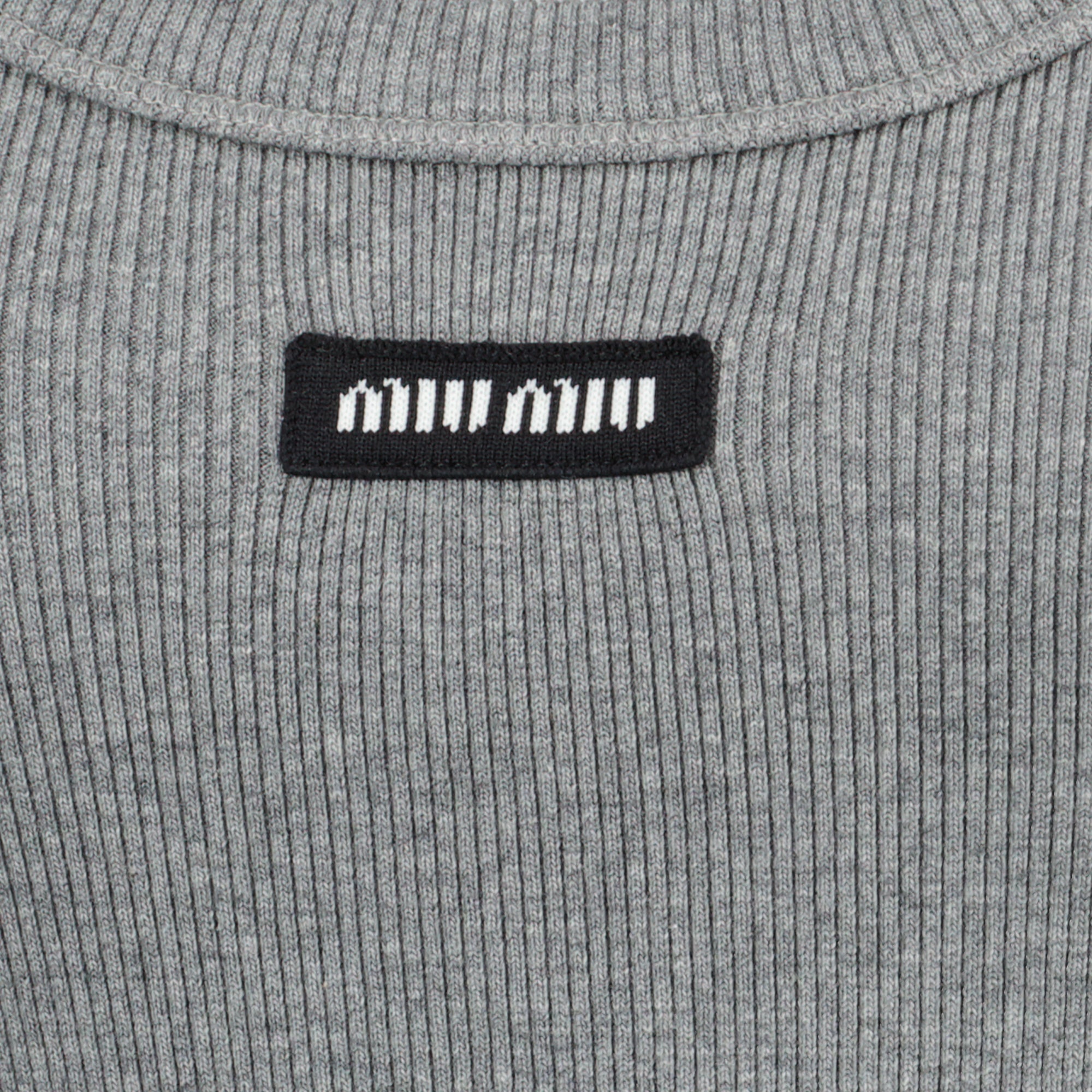 ミュウミュウの女性用グレーリブタンクトップの画像 - 2026年春夏 - 詳細ビュー1