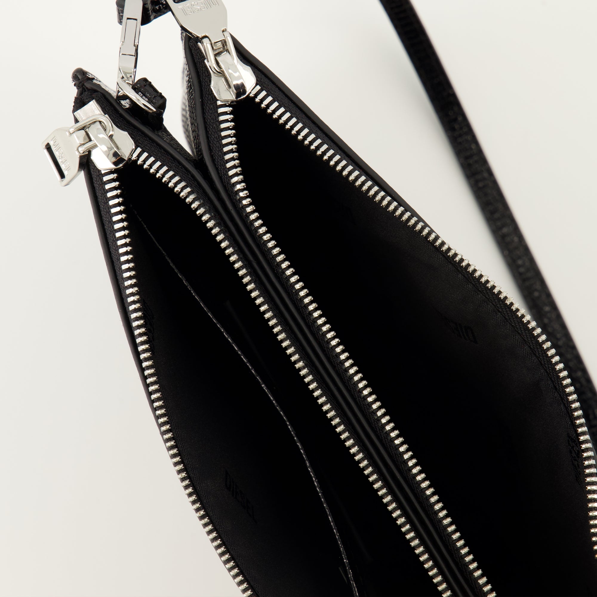 Image of the Diesel women's leather 1dr Twin bag - Fall-Winter 2025 - Detailed View 3