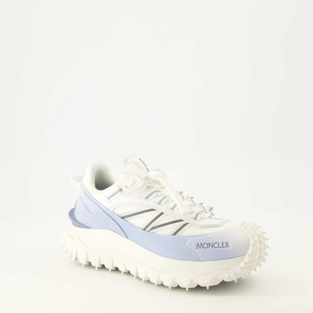 Bild der blauen Trailgrip-Sneaker von Moncler für Damen - Frühjahr-Sommer 2026 Saison - Vorderansicht drei Viertel rechts