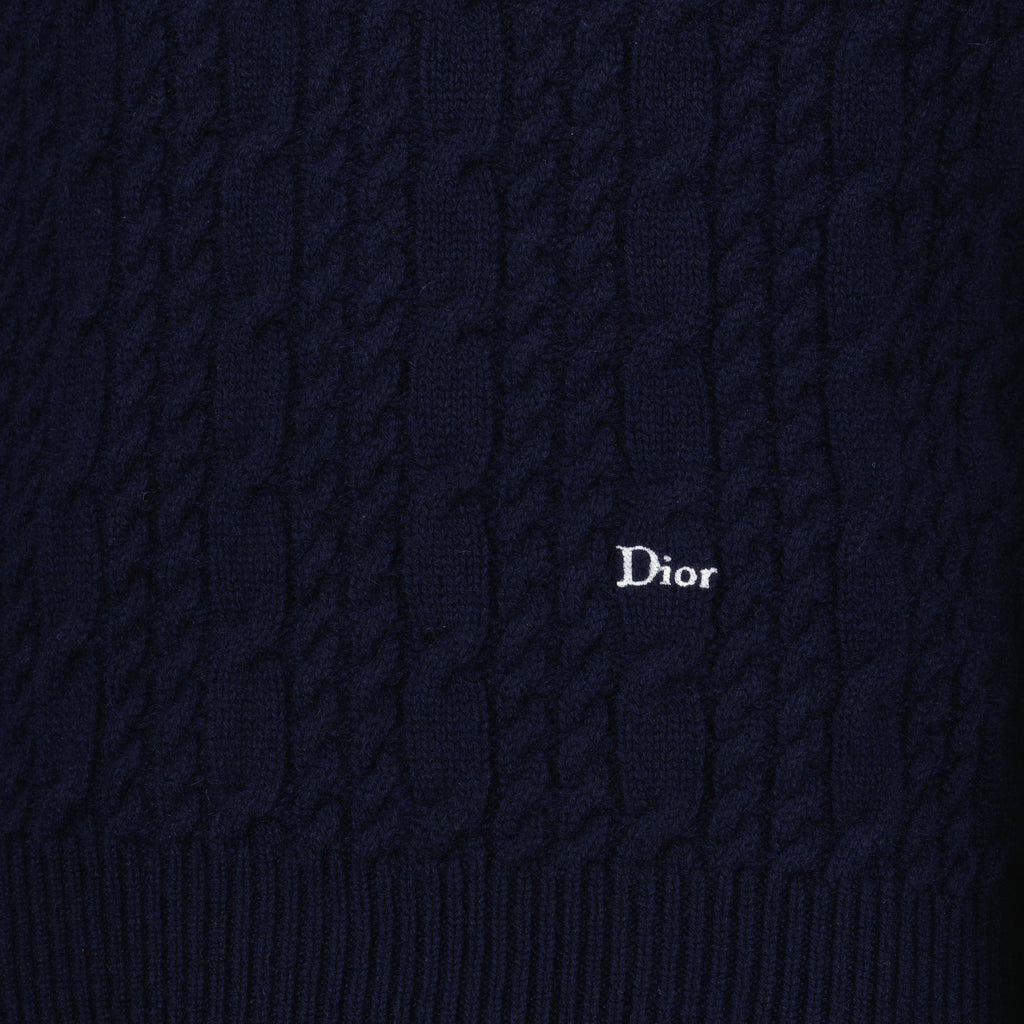 Bild des marineblauen Strickpullovers der Marke Dior für Herren - Frühjahr-Sommer 2026 - Detailansicht 1