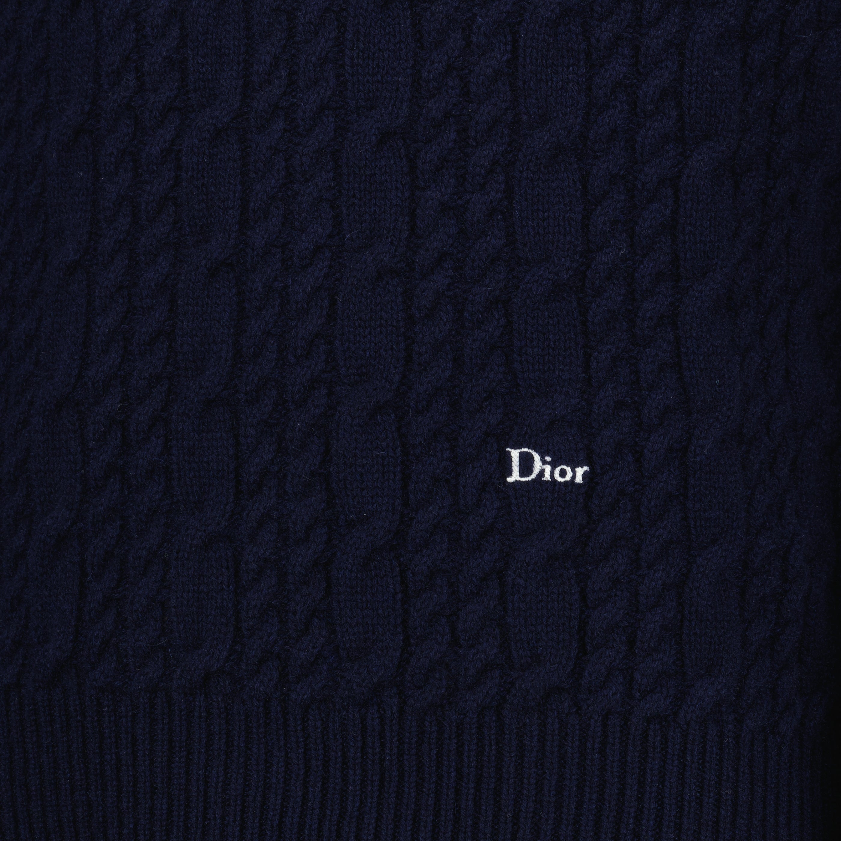 Bild des marineblauen Strickpullovers der Marke Dior für Herren - Frühjahr-Sommer 2026 - Detailansicht 1
