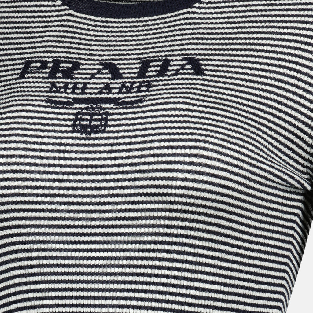 プラダの女性用黒と白のストライプTシャツの記事の画像 - 2026年春夏シーズン - 詳細ビュー1