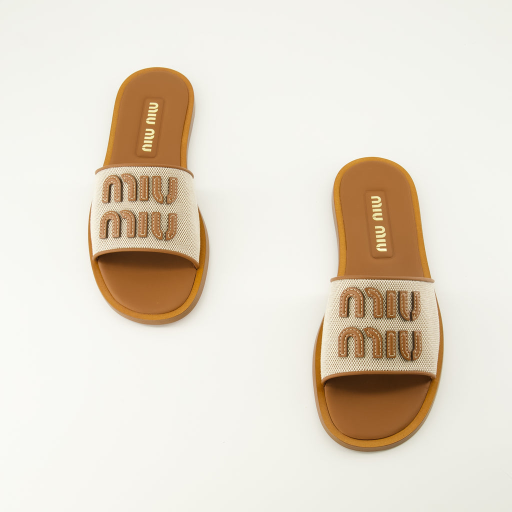 Image de l'article Mules en toile et cuir marron de la marque Miu Miu pour Femme - Saison Printemps-Été 2026 - Vue de dessus paire de chaussure