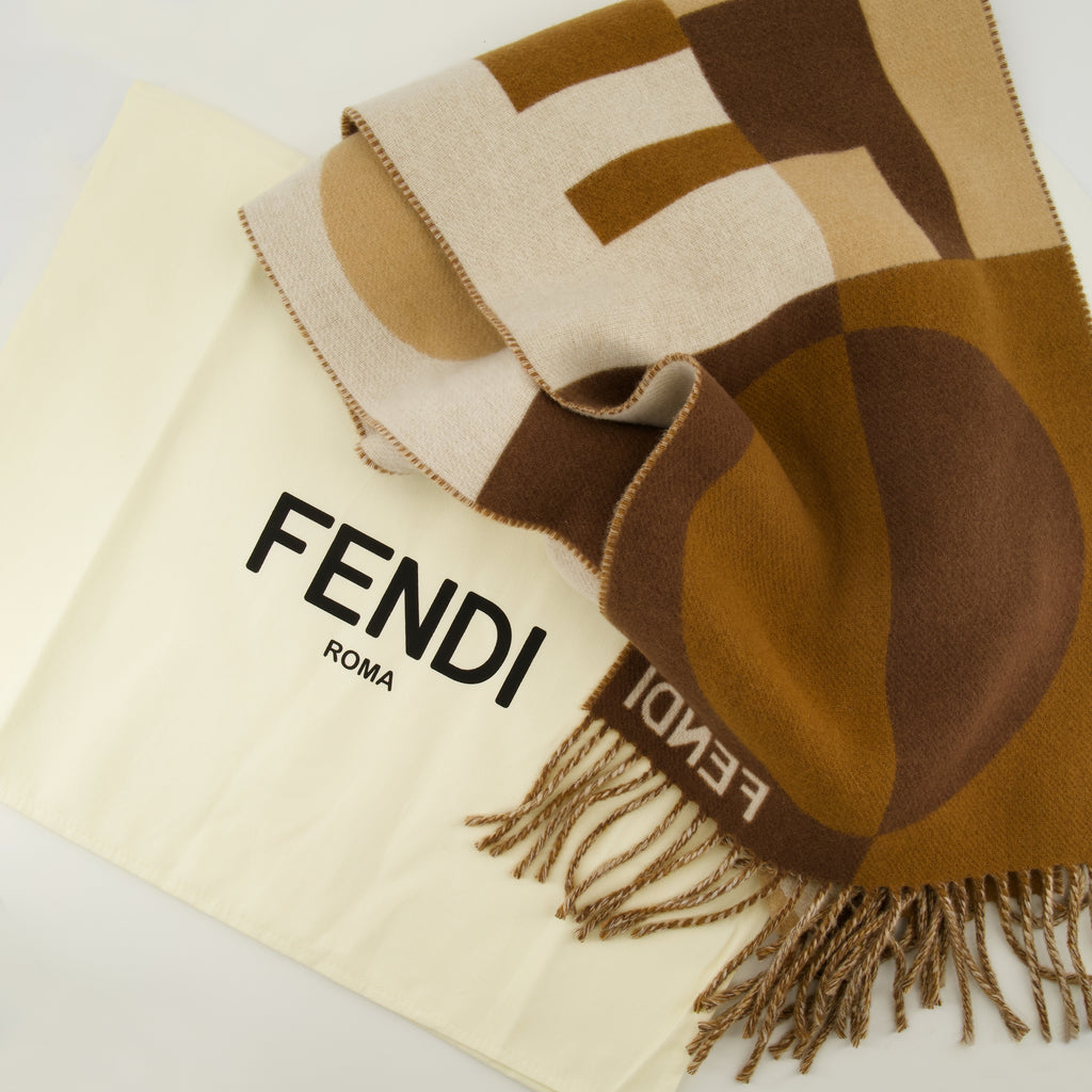 Image de l'article Écharpe forme Art déco de la marque Fendi pour Femme - Saison Automne-Hiver 2025 - Vue détaillée_3