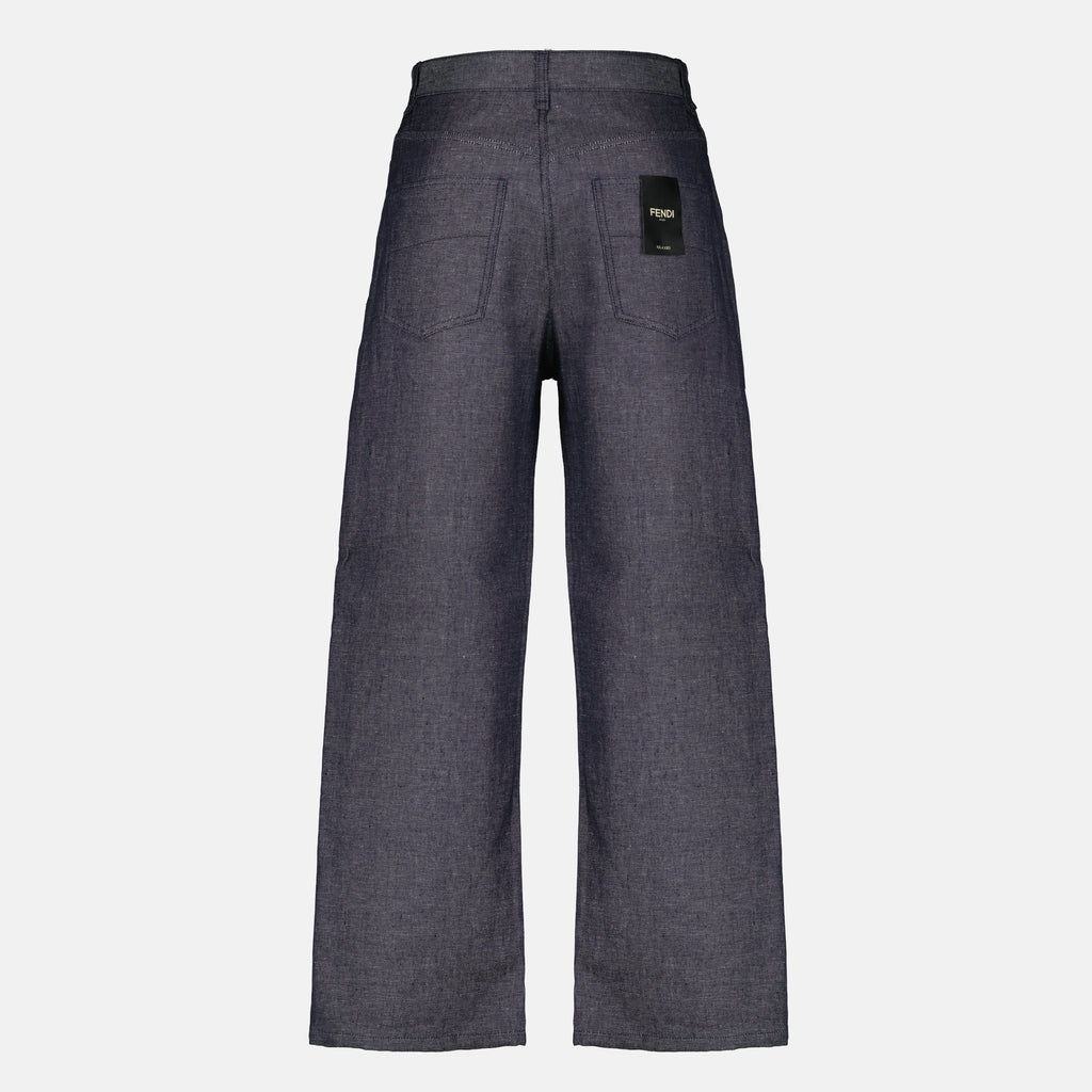 Bild der langen blau-grauen Jeans der Marke Fendi für Herren - Frühling-Sommer 2026 - Rückansicht