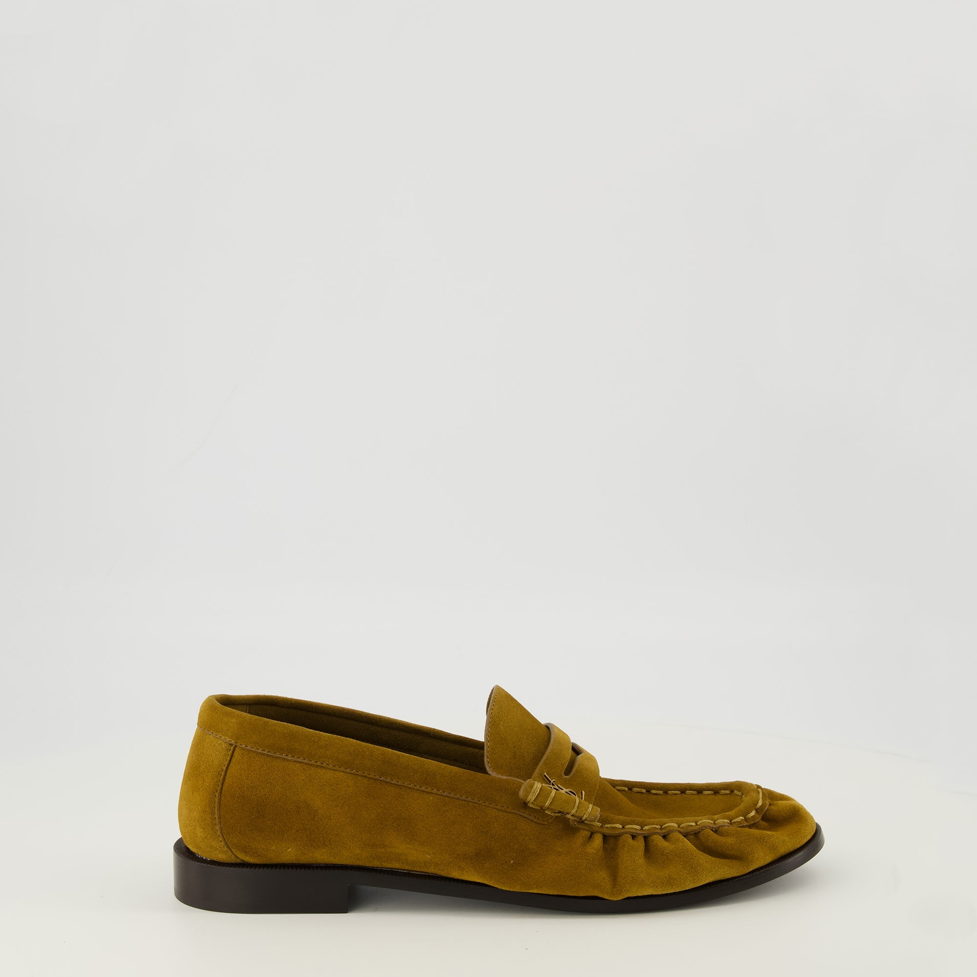 Immagine dei mocassini Loafer in cuoio scamosciato marrone del marchio Saint Laurent per uomo - Stagione Primavera-Estate 2026 - Vista laterale destra