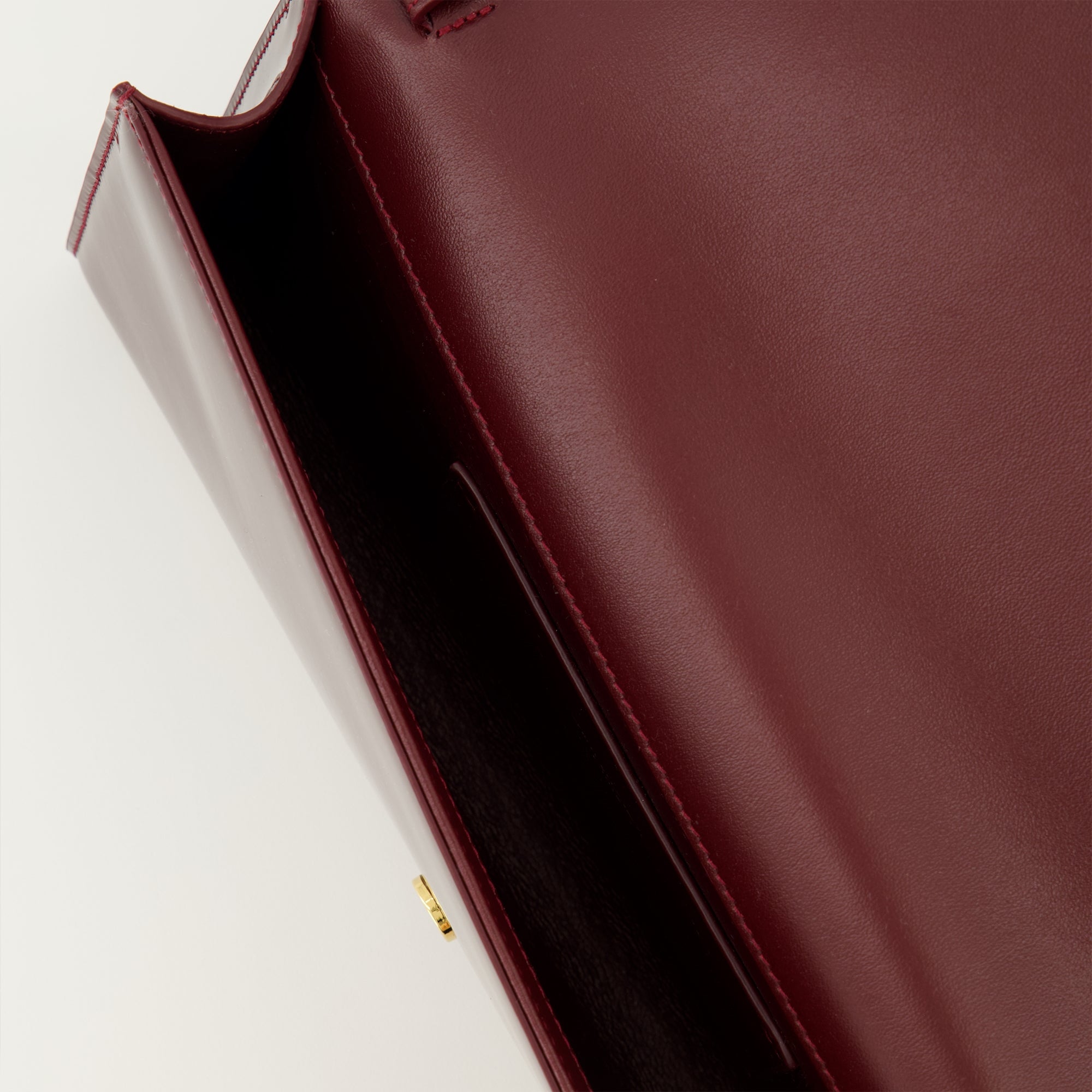 여성을 위한 생로랑 케이트 클러치 백의 버건디 광택 가죽 이미지 - 2025 가을-겨울 시즌 - 상세 보기_3