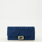 Immagine del portafoglio Baguette con catena blu navy del marchio Fendi per Donna - Collezione Primavera-Estate 2026 - Vista Frontale