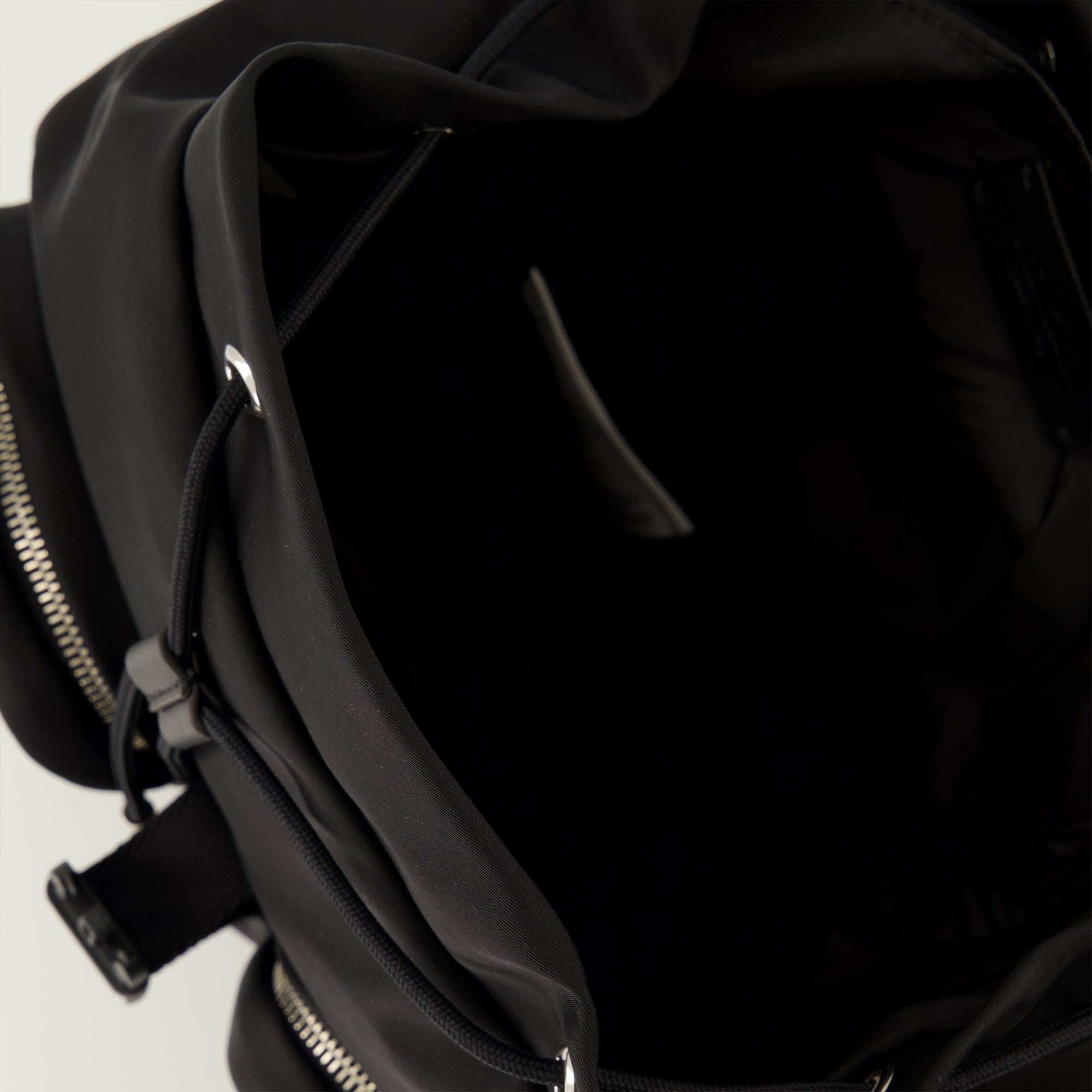 Image de l'article Sac à dos New Trick noir de la marque Moncler pour Femme - Saison Printemps-Été 2026 - Vue détaillée_2