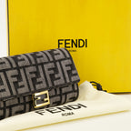 Image de l'article Portefeuille Baguette à chaîne en denim FF bleu de la marque Fendi pour Femme - Saison Automne-Hiver 2025 - Vue détaillée_2