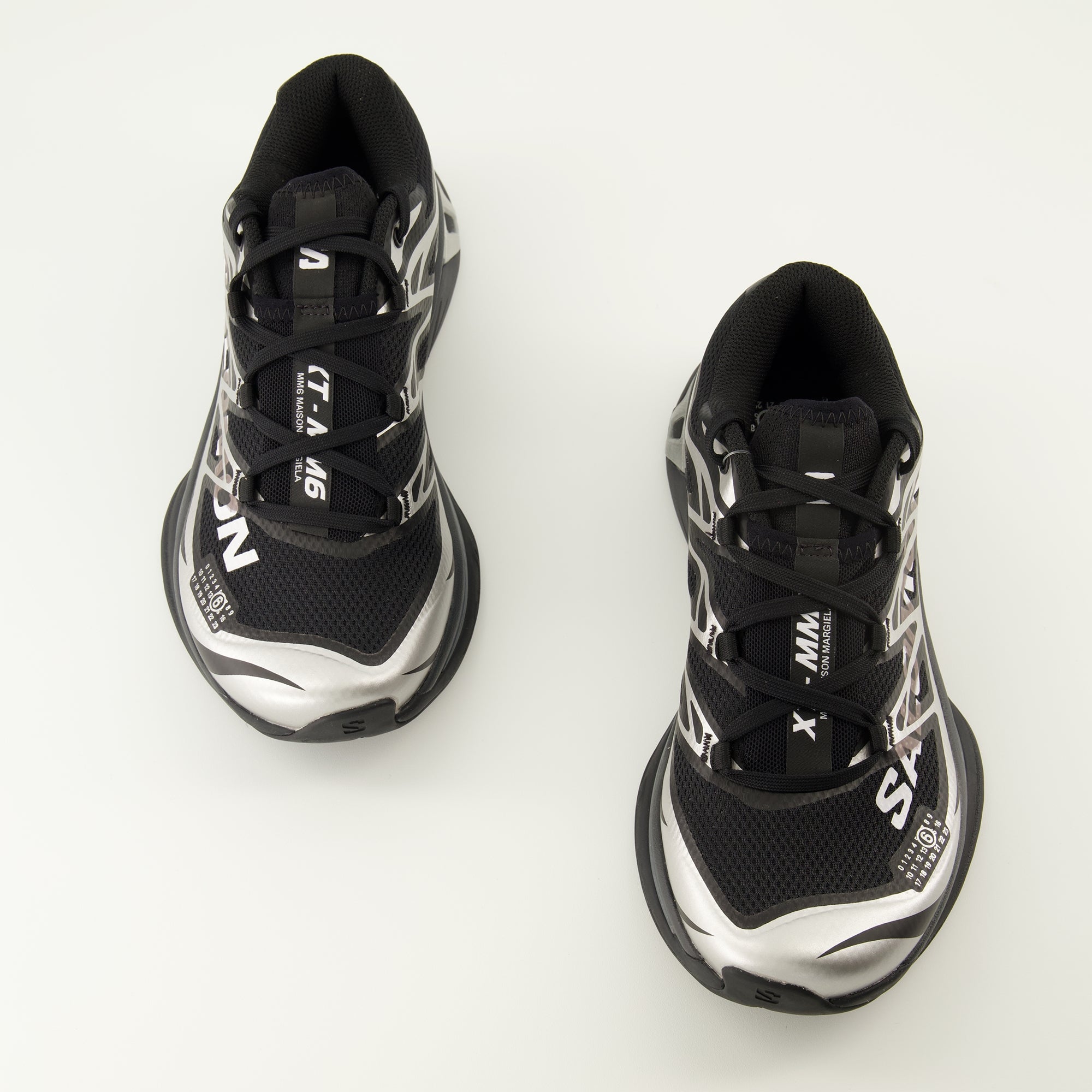 Image de l'article Baskets MM6 x Salomon de la marque Mm6 pour Femme - Saison Automne-Hiver 2025 - Vue de dessus paire de chaussure