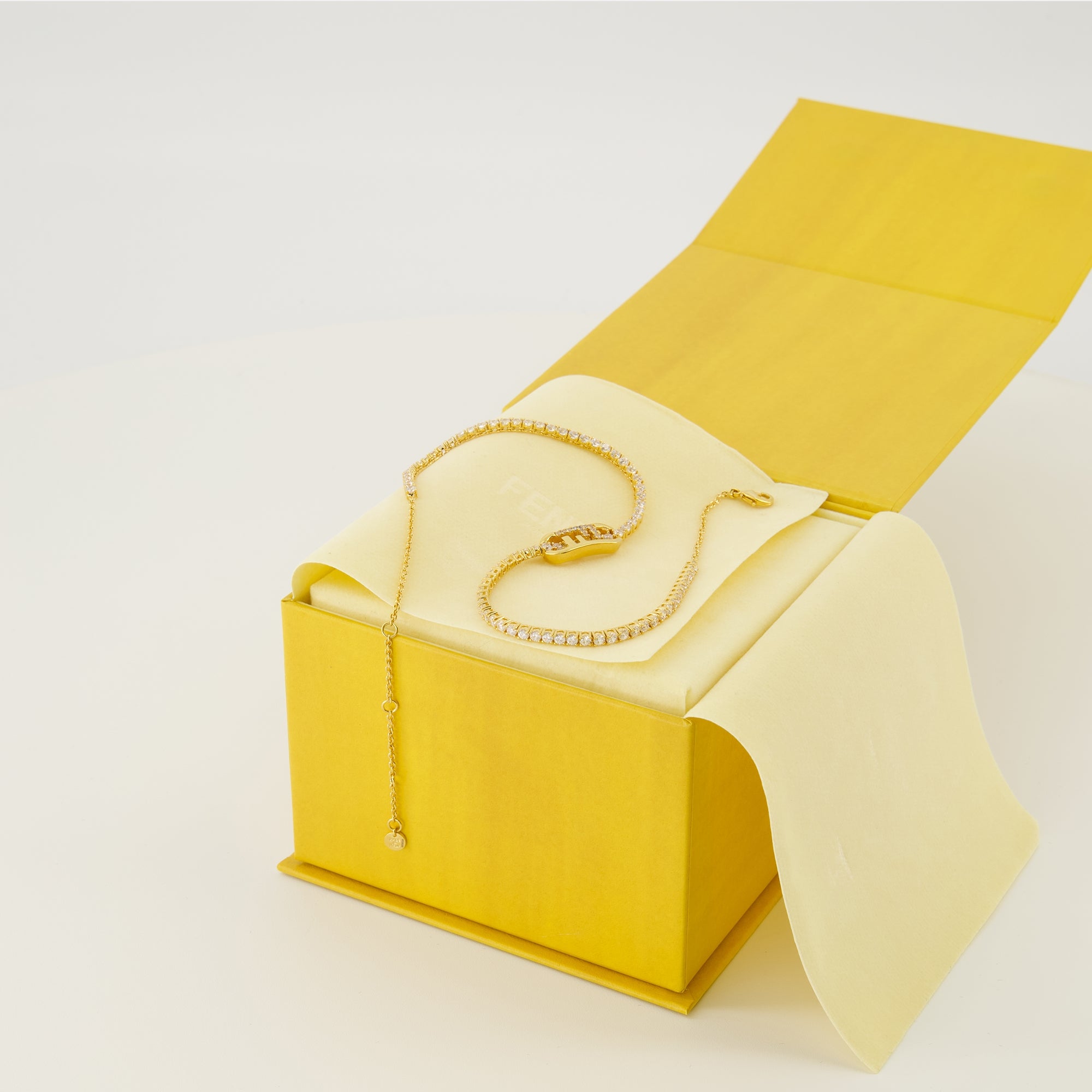 Imagen del collar O'Lock con cristales de la marca Fendi para mujer - Temporada Otoño-Invierno 2025 - Vista Detallada_3