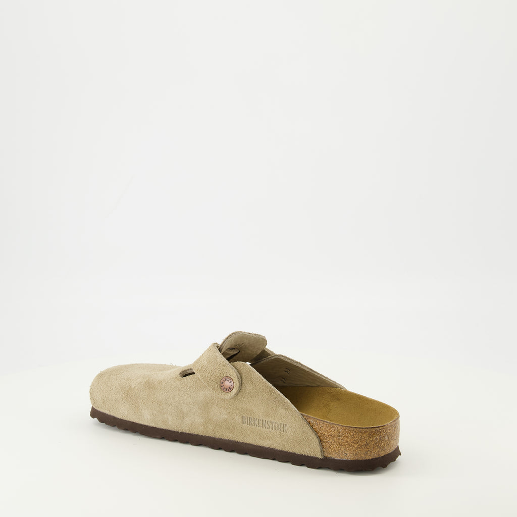 Image de l'article Mules Boston taupe de la marque Birkenstock pour Unisex - Saison Printemps-Été 2026 - Vue trois quarts arrière droite