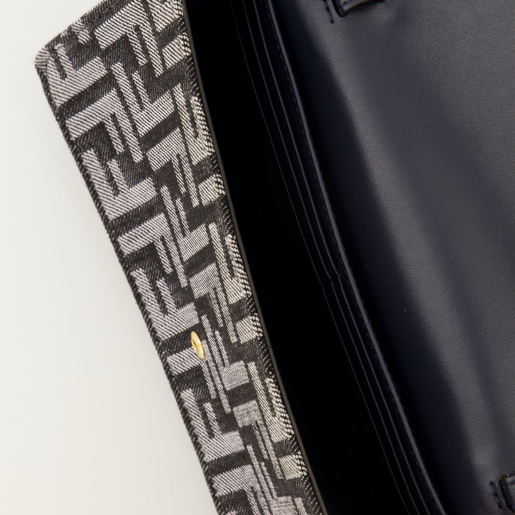 フェンディの女性用FFグレー デニムチェーンバゲットウォレットの画像 - 秋冬2025 - 詳細ビュー 3