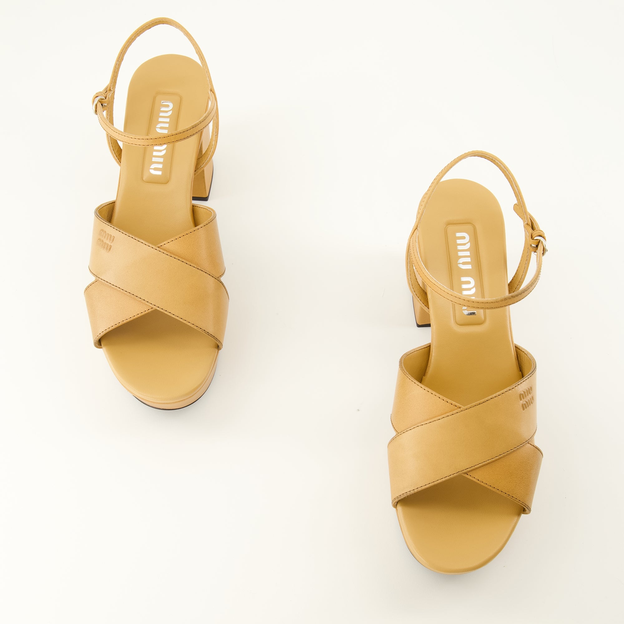 Chaussures ouvertes ブラウンレザーのヒールサンダル Miu Miu Beige Femme