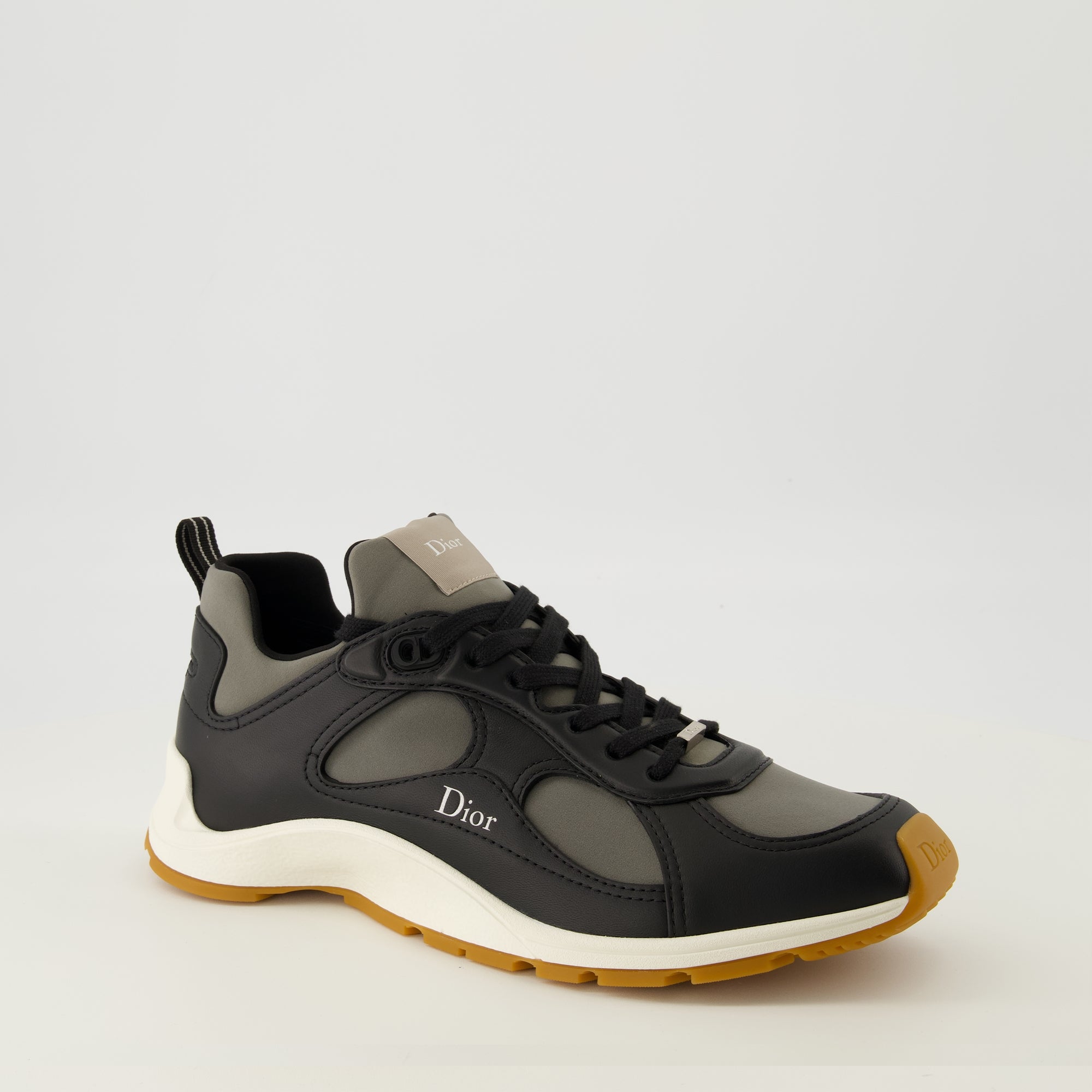Bild der Dior Herrenschuhe Mile Schwarz - Frühling-Sommer 2026 - Drei-Viertel-Ansicht von vorne rechts