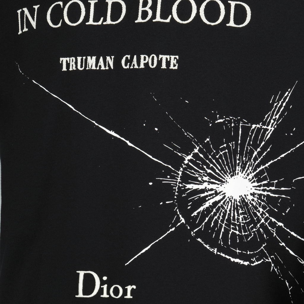 Imagen del artículo Camiseta negra con bordado de cubierta de libro en algodón de la marca Dior para hombres - Temporada Primavera-Verano 2026 - Vista Detallada_1