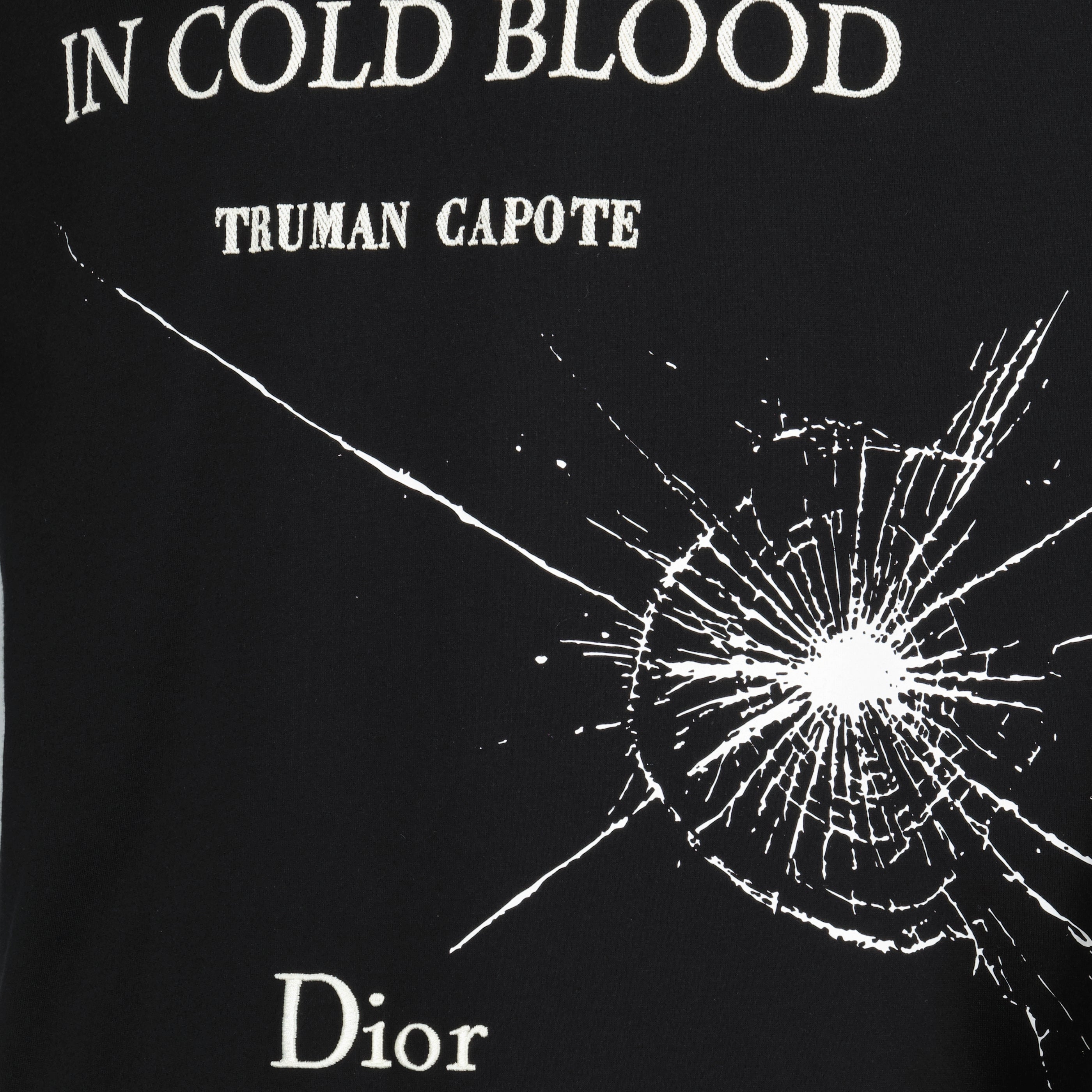 Imagen del artículo Camiseta negra con bordado de cubierta de libro en algodón de la marca Dior para hombres - Temporada Primavera-Verano 2026 - Vista Detallada_1