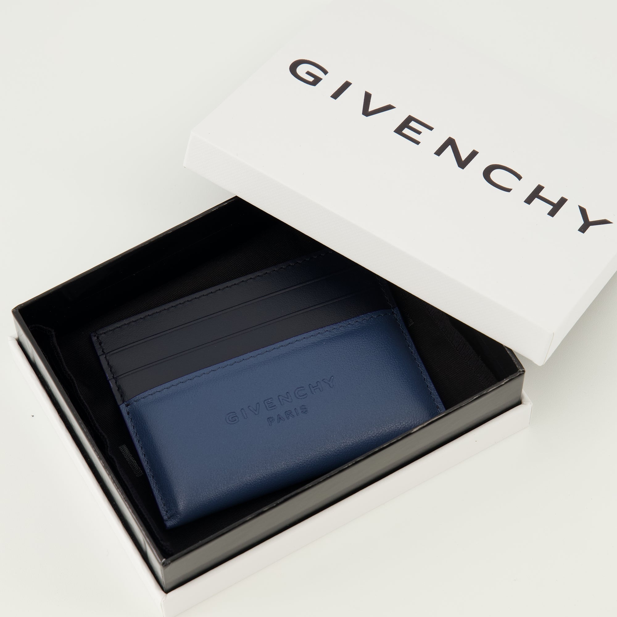 Image of the Antigona Stamped navy blue card holder from the Givenchy brand for Men - Spring-Summer 2026 - Detailed View_3