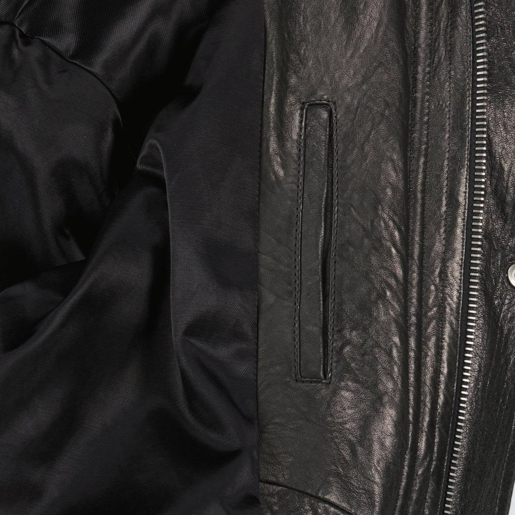 Imagen de la chaqueta bomber de cuero de Saint Laurent para hombre - Otoño-Invierno 2025 - Vista Detallada_2